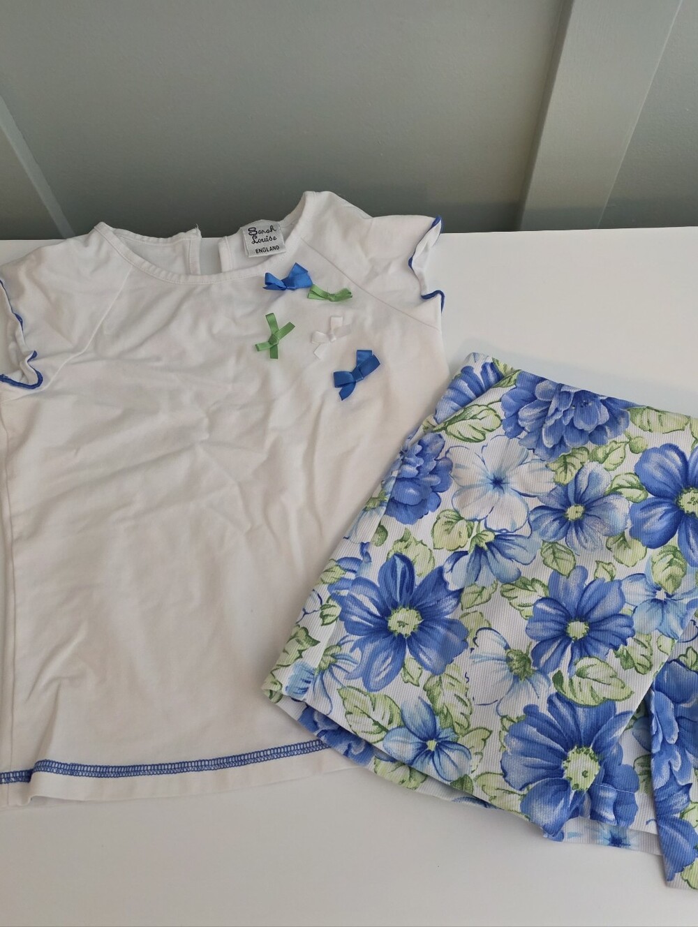 Sarah Louise England 4 Or 4t Girls White Top W/ Blue Floral Skort Outfit Set